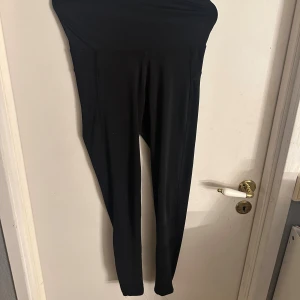 Svarta tränings thights  från Oxide XS - Svarta tränings thights från Oxide i storlek XS/34. De har hög midja och är tillverkade i ett stretchigt syntetmaterial som sitter tight och bekvämt. Perfekta för träning eller chill dagar. Klassisk svart färg som passar till allt.