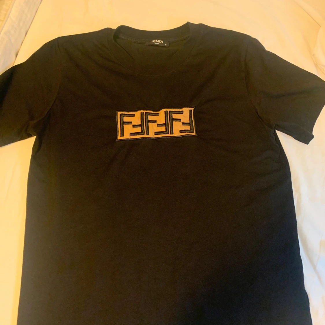 Svart Fendi t-shirt med logga - 1