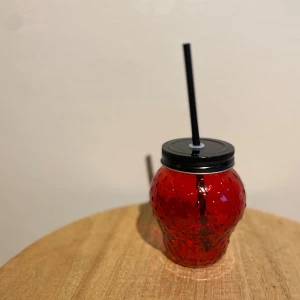 Jordgubbsformad mugg - Säljer denna jordgubsformade dryckesbehållare. Självklart är allting oanvänt. Finns att hämta i centrala Göteborg eller kan skickas via valfri app. 