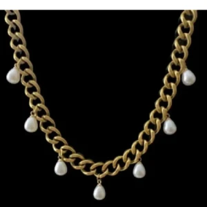 Halsband med pärlor - Jätte fint halsband med rostfritt stål med hängande vita pärlor. pris kan diskuteras 🥰