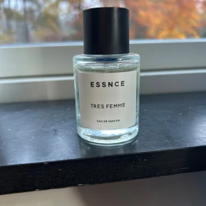 Essnce Tres Femme Eau de Parfum - Vegansk Eau de Parfum med noter av bergamott, apelsin, jasmin, ros, vanilj, patchouli, vetiver och vit mysk. Perfekt för dig som vill ha en ikonisk och romantisk doft med modern känsla. Originalpris 360kr