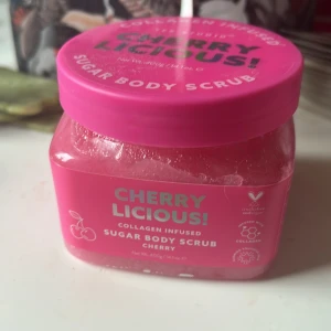 Cherry Licious Sugar Body Scrub - Cherry Licious Sugar Body Scrub från Yes Studio är en rosa sockerskrubb med körsbärsdoft och kollagen. Kommer i en fyrkantig plastburk med skruvlock i stark rosa färg. Vegansk och cruelty free. Perfekt för att exfoliera huden och ge en fräsch känsla.