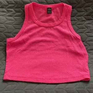 Ribbad rosa croppad linnetopp Shein - Säljer en ribbad croppad linnetopp från Shein i en stark rosa färg.💗