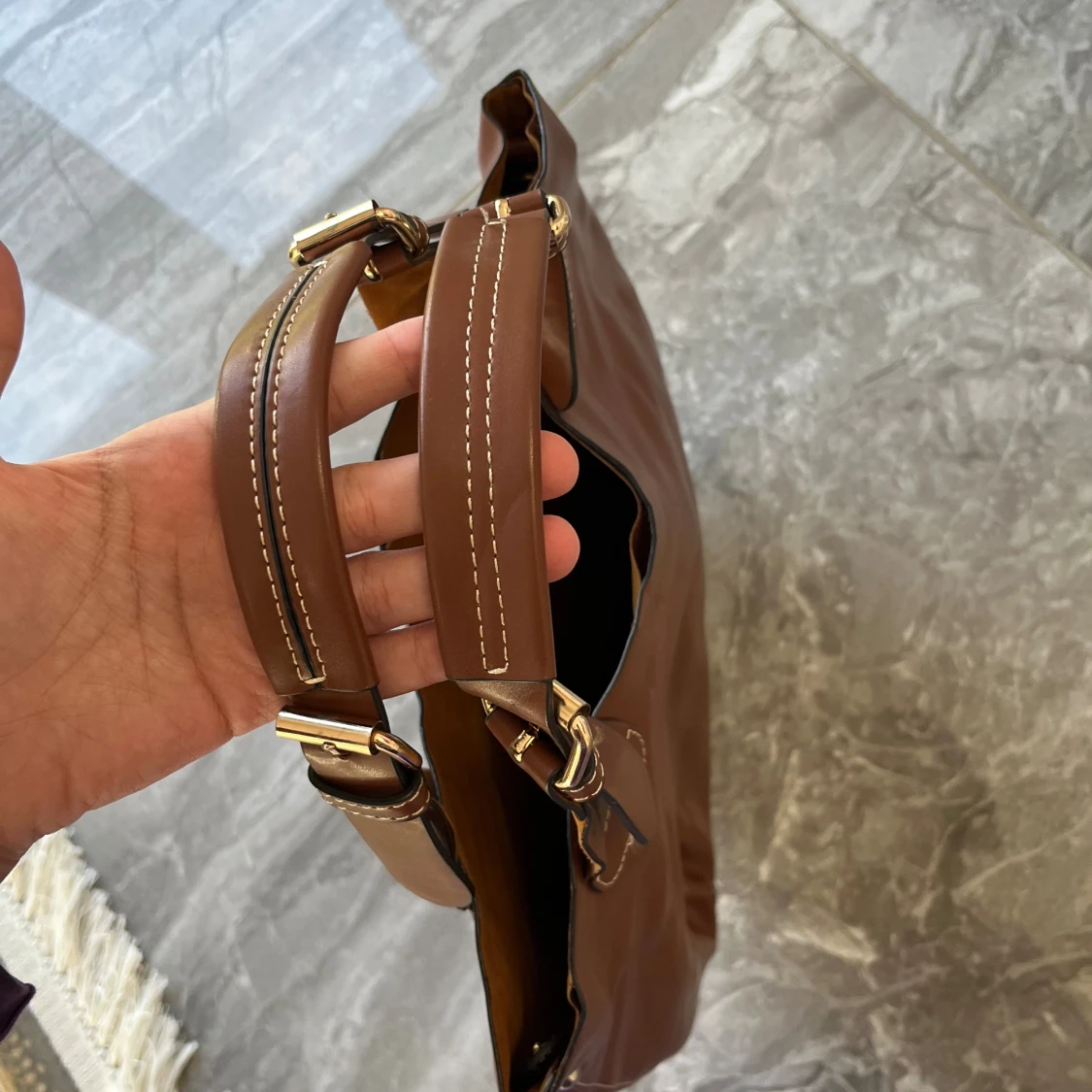 Brun axelväska i skinn med spännen - 3