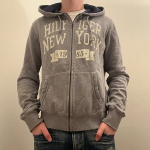 Hilfiger Denim hoodie  - Modellen är 176 och väger 60 för referens. Skriv vid ytterligare frågor eller funderingar🤝