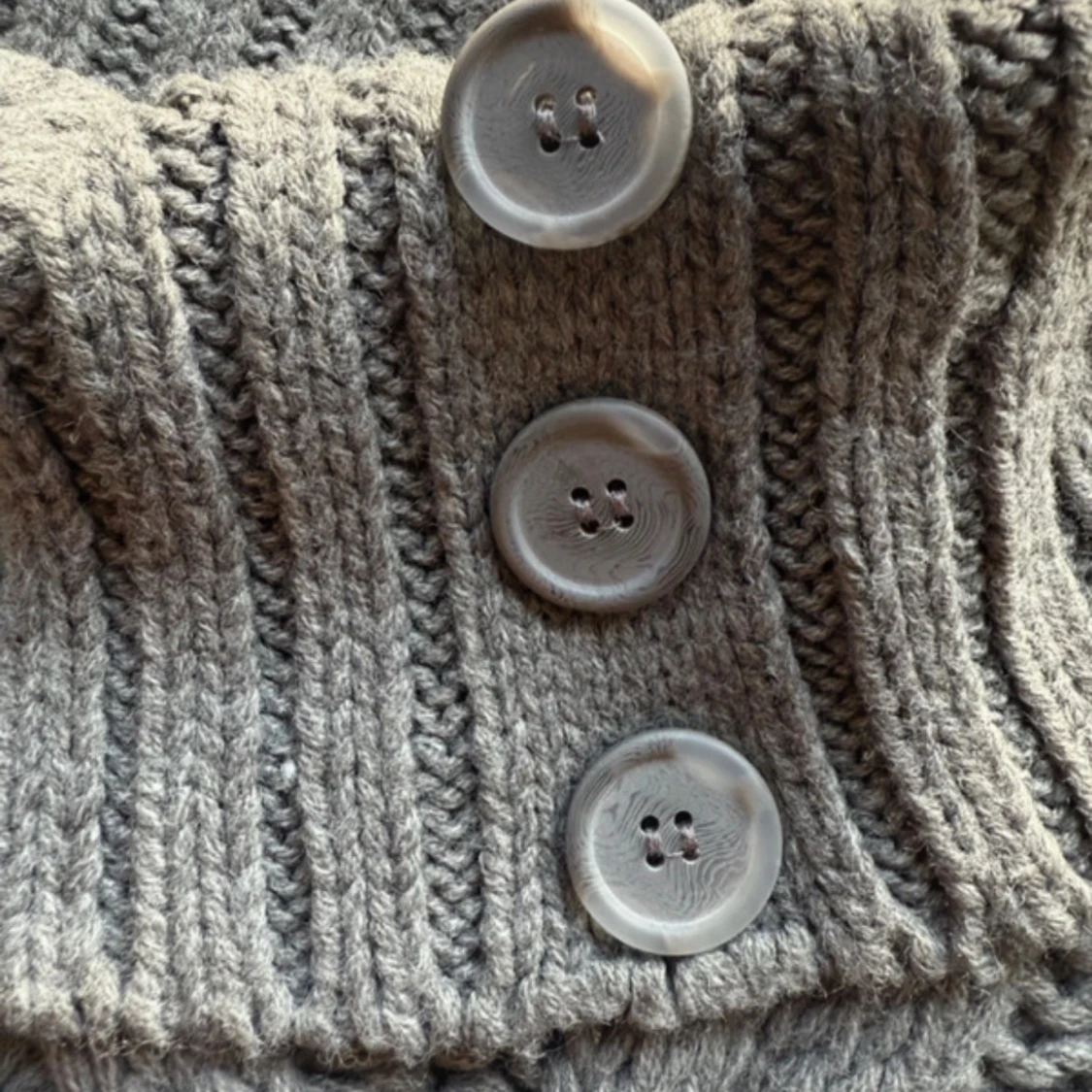 Grå stickad tröja med polokrage - 2