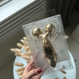 Kicks Face & Body Massage Roller - Lyxig ansikts- och kroppsmassagerulle i guldutförande från Kicks. Produkten är helt ny i obruten förpackning. Perfekt för att stimulera blodcirkulation och ge huden en uppfriskande massage. Passar både ansikte och kropp. 