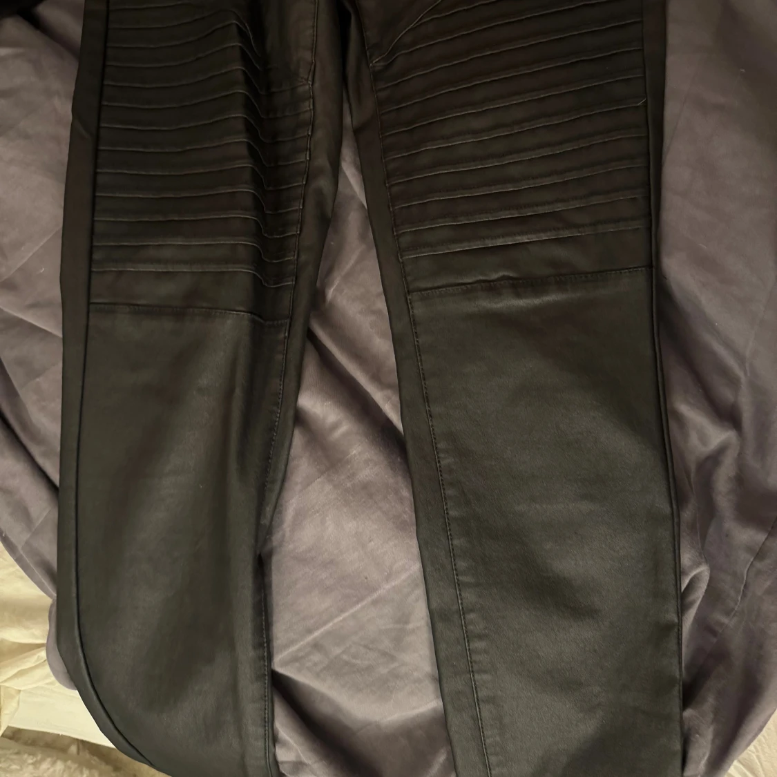 Svarta skinnbyxor från Vero Moda - 1