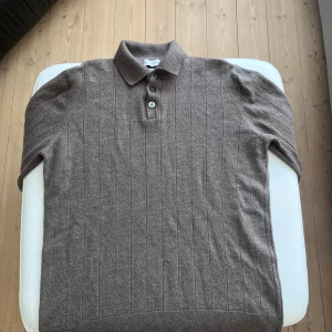 These glory days tröja - Tröjan är bra skick överlag tyvärr så krympte den i tvätten så kan inte använda den längre. Den var en storlek L från början nu är den mer en M/S