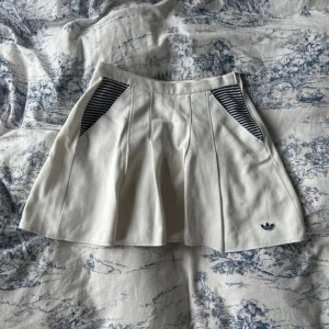 adidas 90s tenniskjol - oanvänd av mig