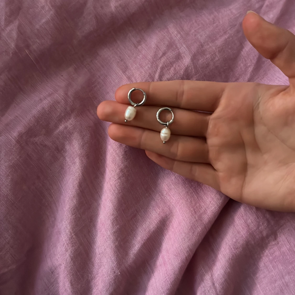 Rostfritt silverörhängen med vita pärlor💕 - 1