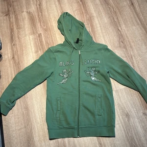 Grön Bling Lucid tröja - Grön Bling Lucid tröja med glitter stenar på bröstet. Storlek S 