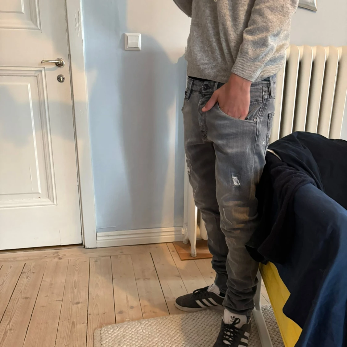 Grå slitna jeans med skinny fit - 1