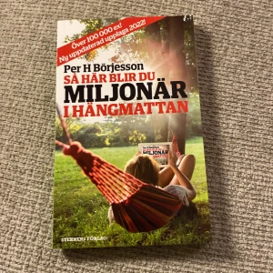 Så här blir du miljonär i hängmattan - Upptäck smarta tips om ekonomi och investeringar på ett avslappnat sätt! Perfekt för dig som vill lära dig mer om hur du kan bygga din framtid och förmögenhet, utan stress. Uppdaterad upplaga 2022.