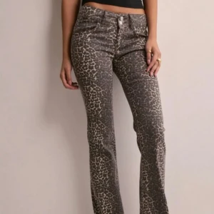 Low waist leopard jeans🐆 - Helt nya, aldrig använda jeans från Nelly💞 strl 36 (S). Använd gärna köp nu, skriv för ev frågor❣️