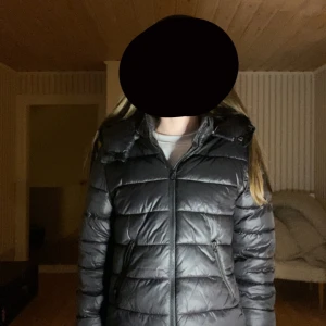 Svart pufferjacka från Gina Tricot -  Jacka från Gina Tricot Köpte den förra året i vintras, men den har fortfarande väldigt bra skick och inget tecken på slitningar🩷