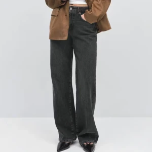 Svarta wide jeans med medelhög midja - Snygga svarta jeans med medelhög midja och vida/straight ben. Helt nya och endast testade, säljer då jag ångrat mig och inte har kvittot kvar. De är små i storleken 