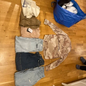 Sweet skateboards kläder  - Säljer allt i paket pris eller enskilt. Allt för 600 annars tas enskilda priserna privat. Bara att skriva om man vill ha fler bilder eller veta mer om plaggen 