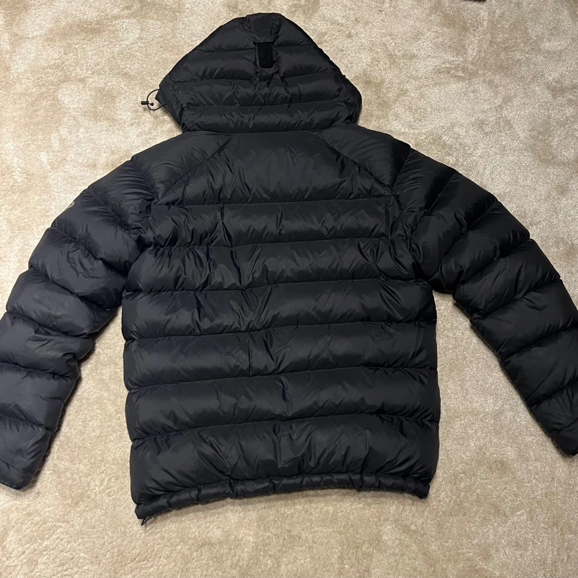 Svart dunjacka från Peak Performance - 2