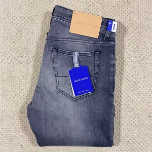Jacob cohën jeans bard  HELT NYA  - Jacob cohën jeans bard W32 brand new, med tags osv. Liten defekt på Jensen som ni ser. Väldigt ny modell, extremt bra jeans. Rekommenderar, äkta såklart ✌️