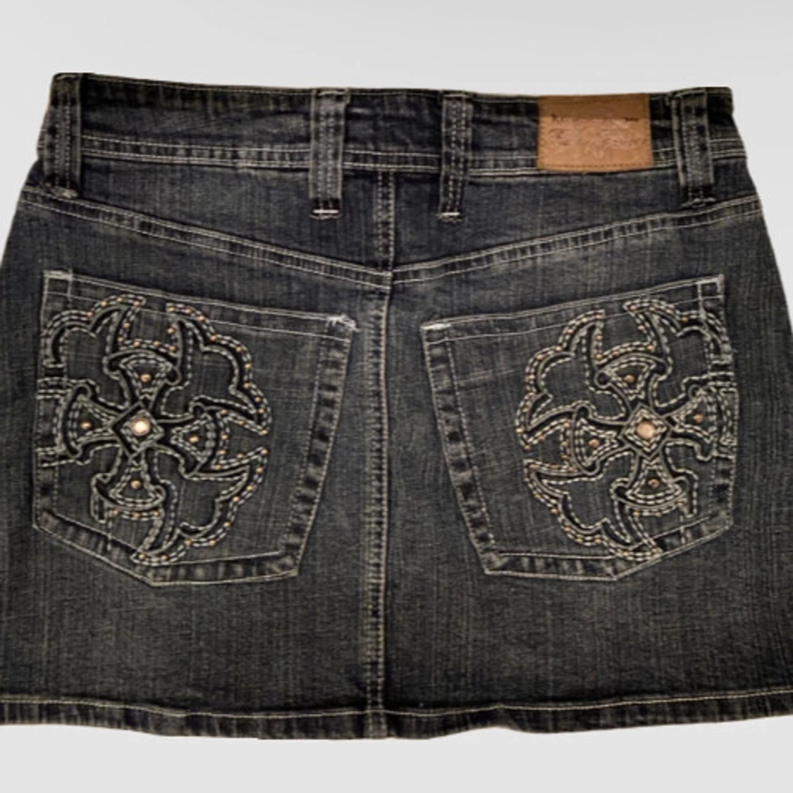 Svart jeanskjol med broderade fickor - 2