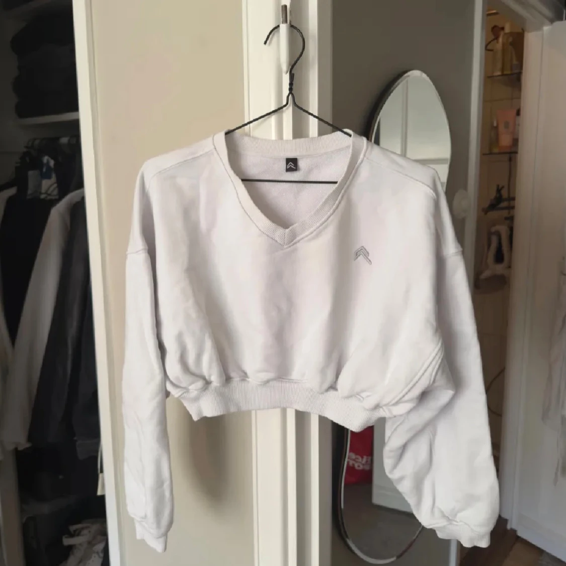 Vit croppad sweatshirt med v-ringning Oner Active