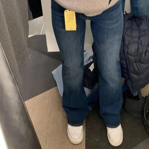 Blå bootcut jeans  - Snygga blå jeans med bootcut passform. Jeansen har en mörk tvätt och är tillverkade i ett mjukt jeansmaterial som sitter skönt.