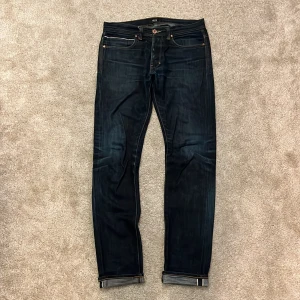 Neuw Selvedge Jeans  - Hej! Säljer dessa riktigt feta och trendiga Selvedge jeansen från Neuw i 100% bomul! Nypris: 2700kr! Modell: Lou Slim men sitter lite som slim/straight. Storlek: 31/34. Jeansen har börjat få riktigt feta fades men detta är bara början och dessa är redo för en lång historia! Fråga om mått/ bilder vid intresse av köp 😁mvh DC