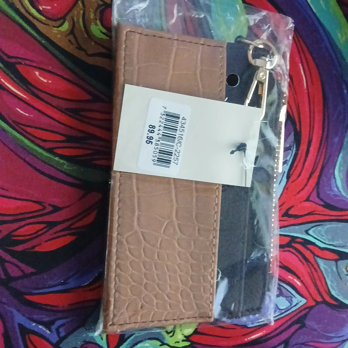 Brun och svart plånbok med krokoprägling