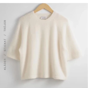 Vit stickad & other stories t-shirt - Säljer då den inte kommer till användning längre💗💗 Använd några fåtal gånger men i jättebra skick💗 Skriv för fler frågor/bilder🙌🏼💗💗