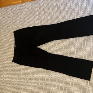 Svarta lågmidjade kostymbyxor från Bik Bok💕 - Svarta kostymbyxor från Bik Bok