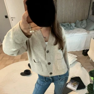 Beige kofta med stora knappar - Säljer en jätte fin kofta från uniqlo som tyvärr inte kommer till användning🤗
