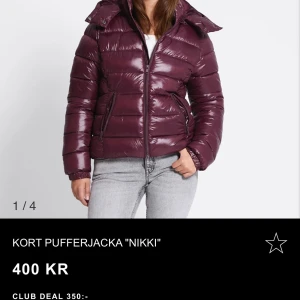 Jacka  -  jacka från lager använd två tre ggr jackan är köpt i slutet oktober jag passar inte i färgen ny pris 400kr skriv för fler bilder pris kan diskuteras 