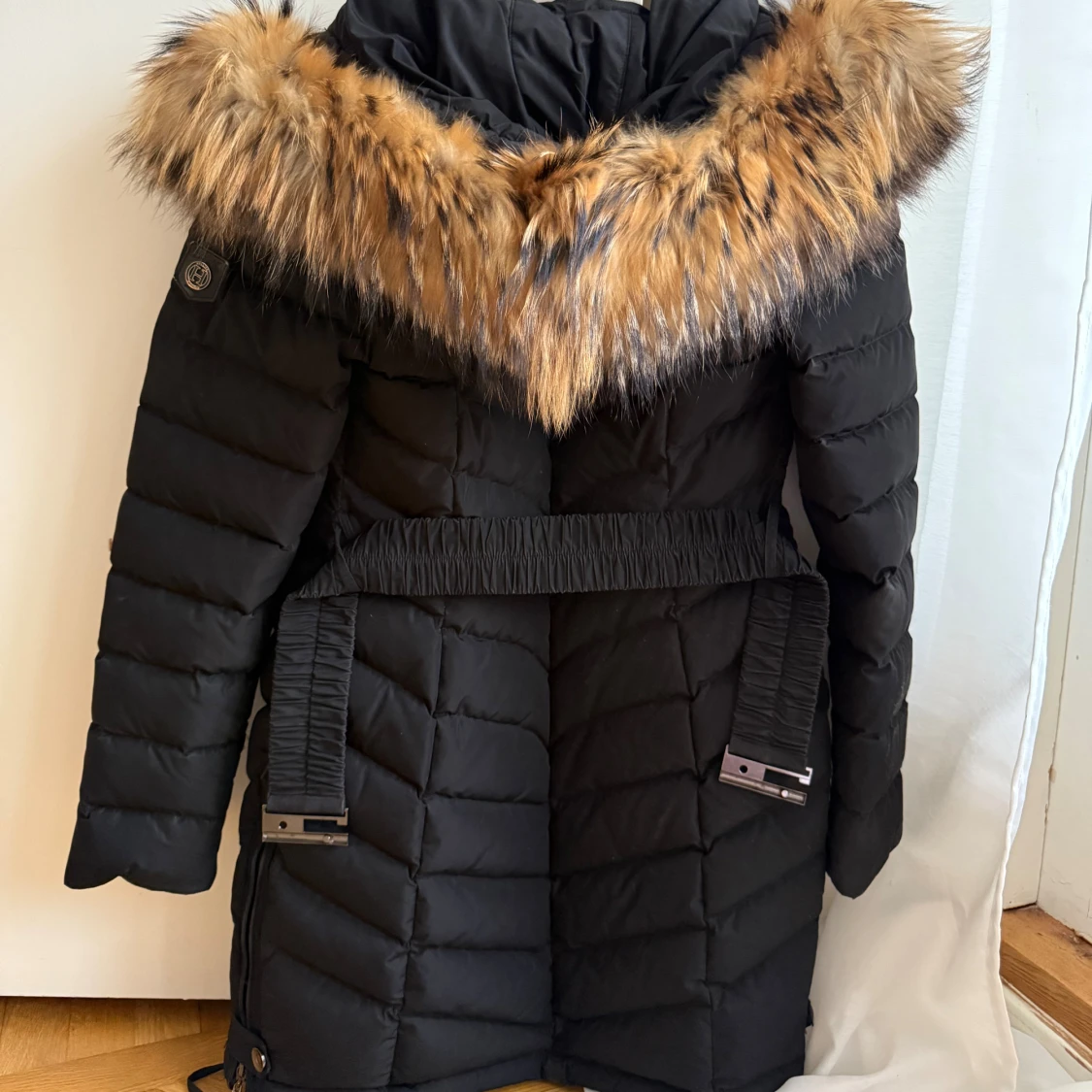 Svart dunjacka med päls från Hollies - 1