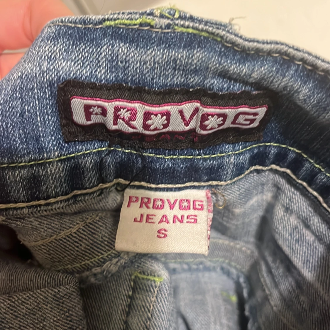 Blå jeans med drakpatch från Provog - 3