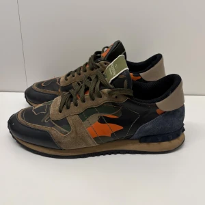 Valentino Garavani Rockrunner sneakers - Skick 9/10- strlk 44,5- endast skorna tillkommer- om du har någon fråga är det bara att skriva! 