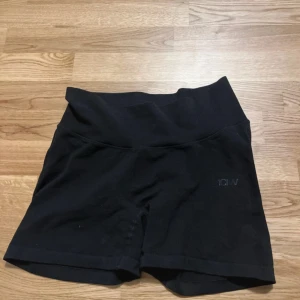 ICIW Träningsshorts  - Svarta Träningsshorts med schrunch från ICIW i strl M. Mycket bra skick förutom små hål i slutet av sömmen på scrunchen (se bild 5). Något som syns lite när man böjer sig ner. Shortsen sitter väldigt fint och ger kroppen en väldigt fin figur!