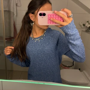 blå stickad tröja  - kom ej till andvändning! 💞👩🏼‍❤️‍💋‍👩🏽😇🥹❣️