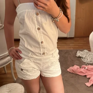 One pice  - One pice med snygga träknappar framtill och på fickorna. De har bred resår i midjan och är gjorda i mjuk bomull, vilket gör dem riktigt sköna och luftiga. Perfekta för varma dagar och har en cool, avslappnad vibe.