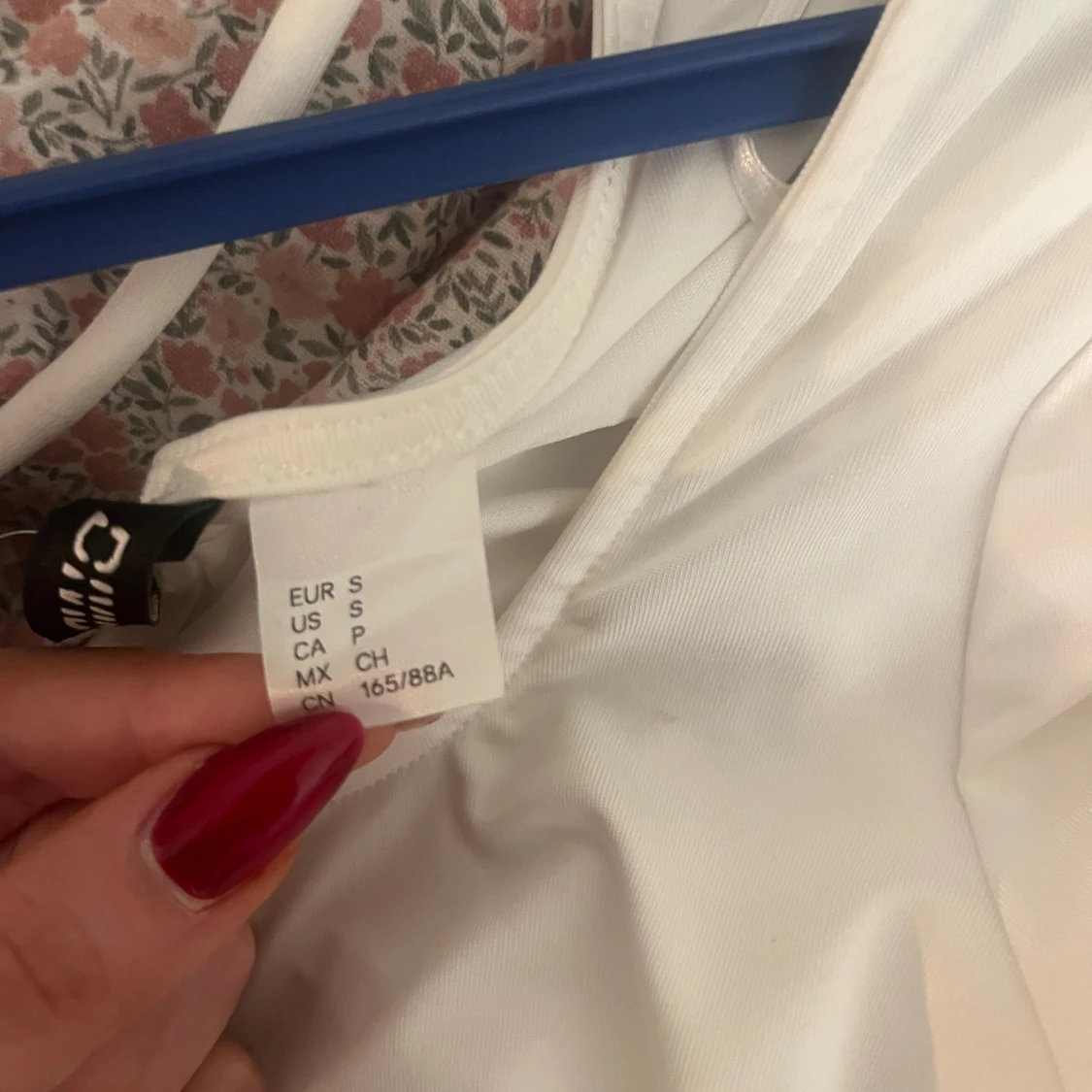 Vit peplumtop med volang och knyt baktill - 2