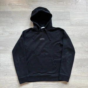 Valentino Hoodie - Riktigt snygg Valentino Hoodie i toppskick. Storlek M men passar även S. Tveka inte ställa frågor vid intresse🙌