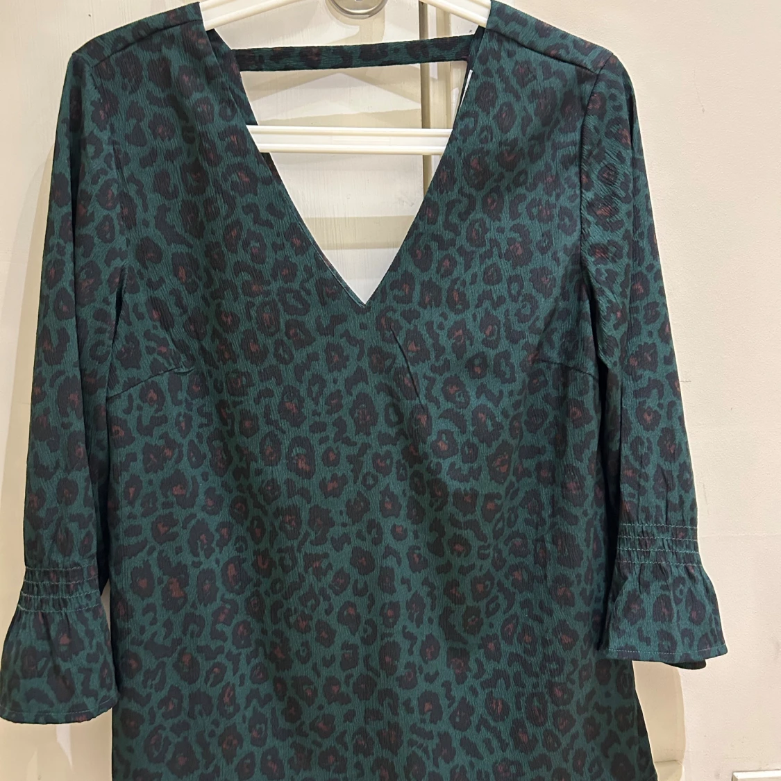 Grön leopardmönstrad blus från VILA - 1