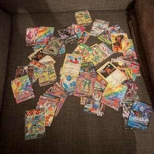 Pokémonkort samling - Stor samling Pokémonkort med många färgglada och sällsynta kort, perfekt för samlare och fans. Här hittar du både klassiska och moderna Pokémon, inklusive VMAX och holografiska kort. En grym chans att utöka din samling.
