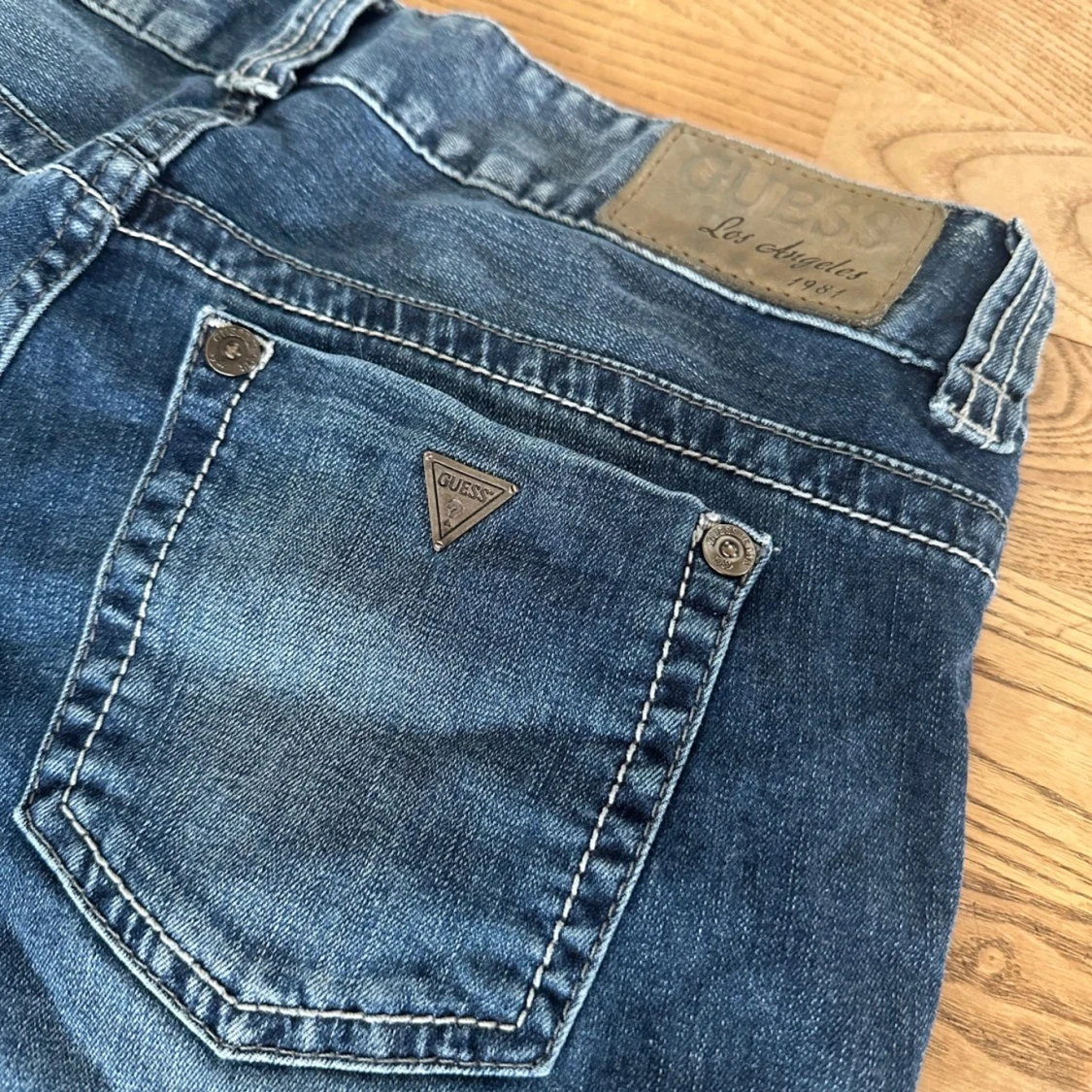 Lågmidjade utsvängda jeans - 2