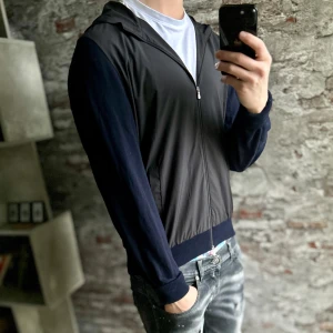 Rose & Born Cardigan - Mycket fint skick, inga defekter. Storlek 52/L passar dig som är mellan 180-185cm ungefär. Nypris ca 5000kr. Modellen är 185 cm, 79 kg. Passar bra nu till vintern. Skriv för mer information!🤝