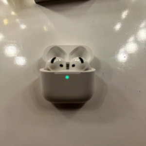 Air pods 4 - Köpta i början av året. Fungerar som dem ska, inget fel med dem, bara bytt till en annan modell. Isolerar ljudet bra, och ljudet är bra också, laddar med USB C (dock får man ej laddare med. kommer i boxen. 