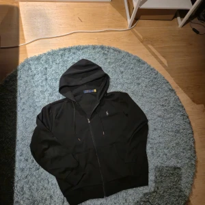 Polo Raulph Lauren zip - En jätte fin polo raulph lauren zip i storlek M men passar som en S, aldeig anvönd helt helt ny och fräsch ny pris 2200kr