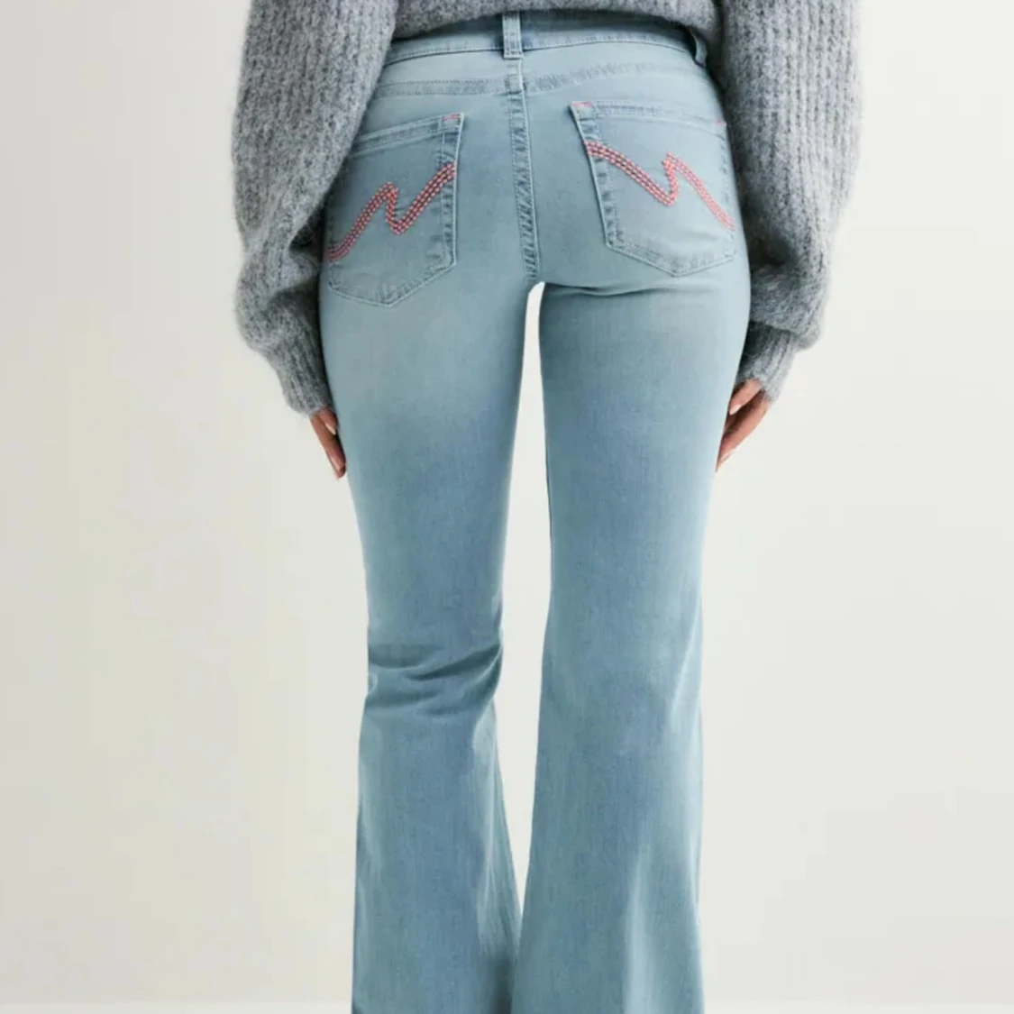 Ljusblå bootcut jeans med broderi