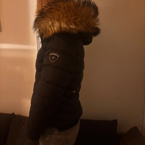 Rock and blue vinter jacka dam svart  - En jacka i väldigt fint skick då den inte använts mycket alls , inga skador eller slitas. Storlek 40 och passar bra i storleken och jag säljer den pågrund av att den ej används längre. Hör av er om mer bilder önskas. 