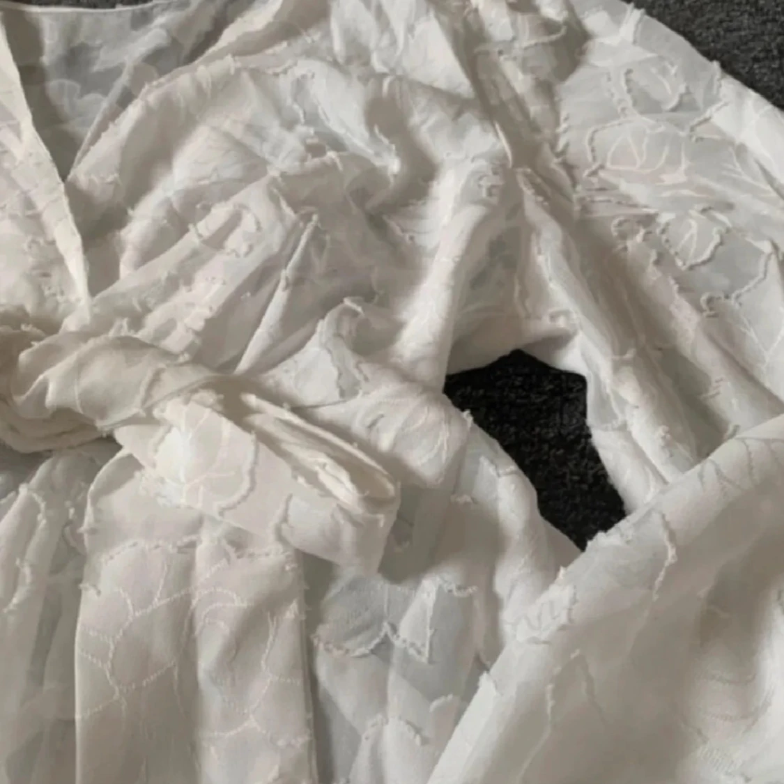 Vit omlottblus med knyt och spets - 2